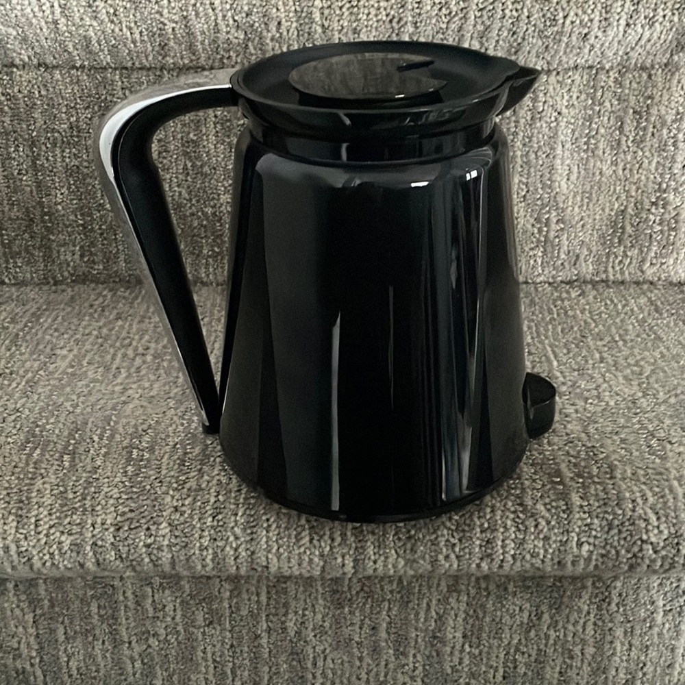 Keurig 117635 2.0 Carafe, Black (Discontinued). Used